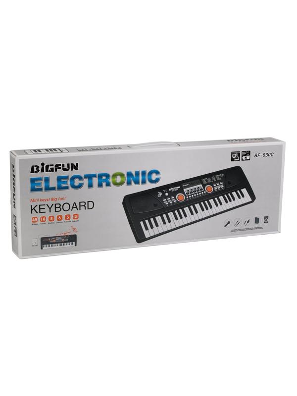 Синтезатор 49 клавиш, микрофон, шнур USB, шнур для подключения к телефону,
запись, кор.