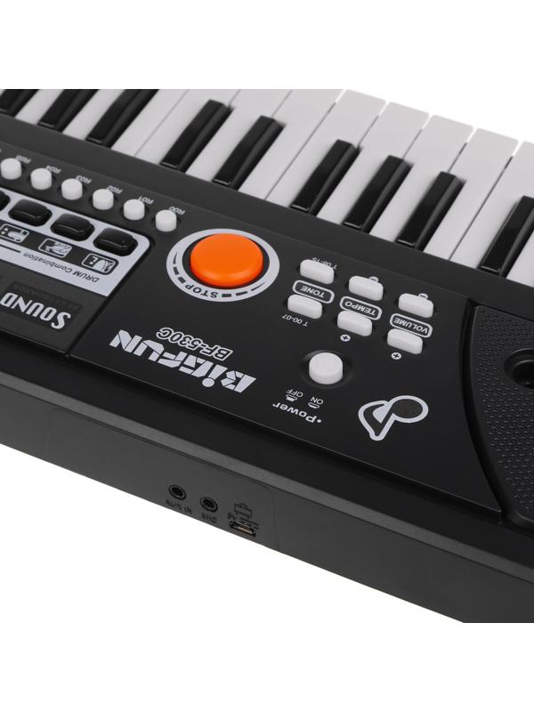 Синтезатор 49 клавиш, микрофон, шнур USB, шнур для подключения к телефону,
запись, кор.