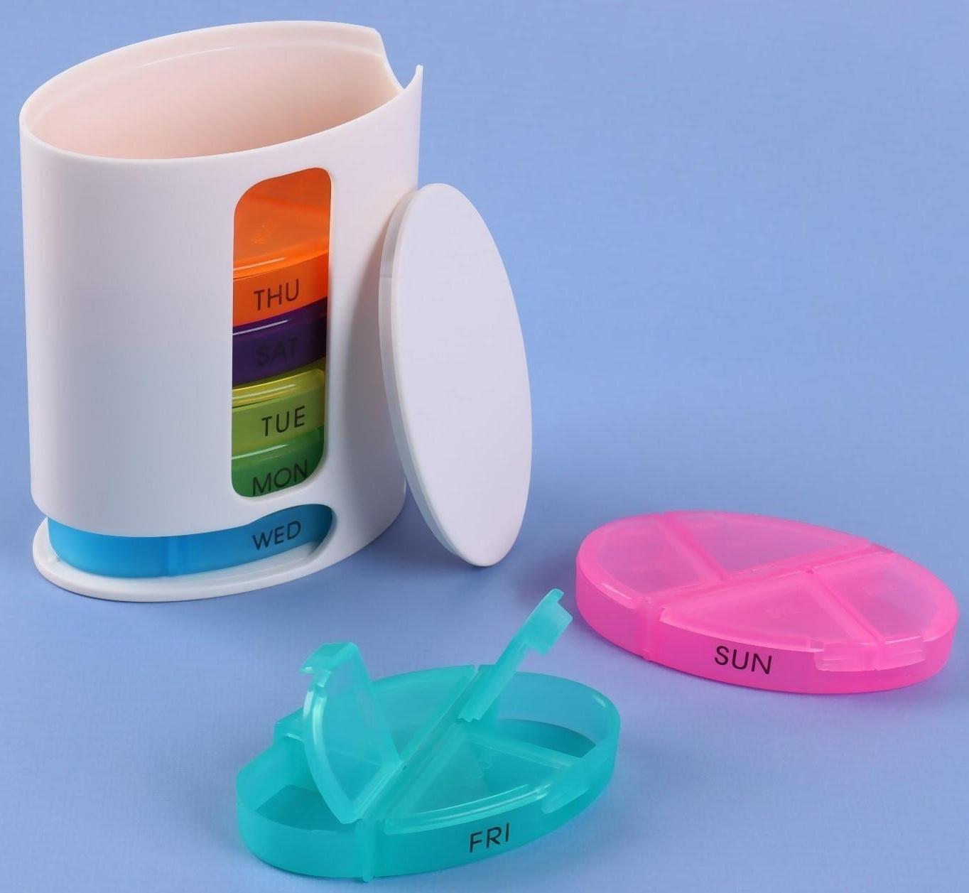 Таблетница-органайзер «Неделька», английские буквы, 7 контейнеров по 4 секции, разноцветная