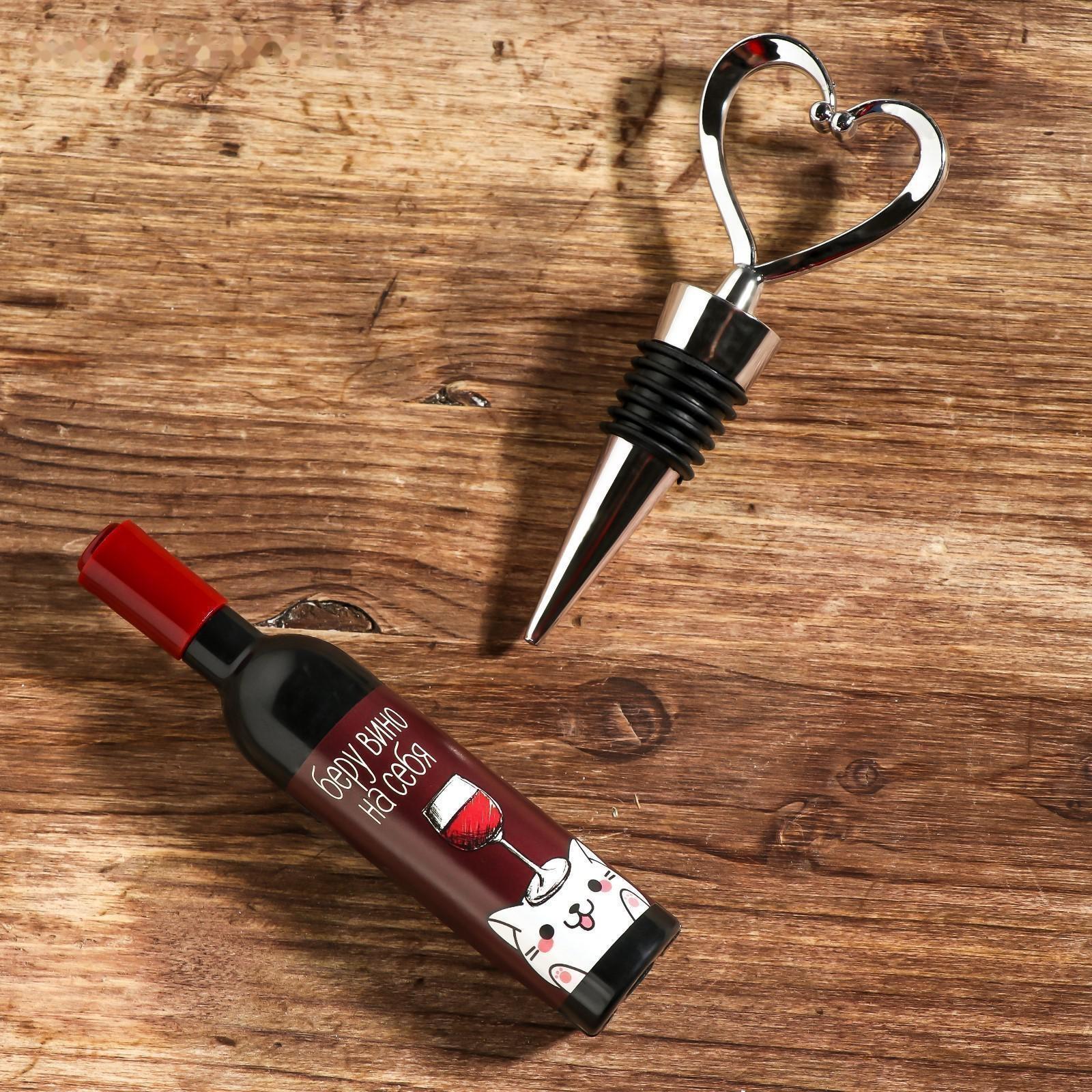 Штопор-бутылка и пробка на подложке 