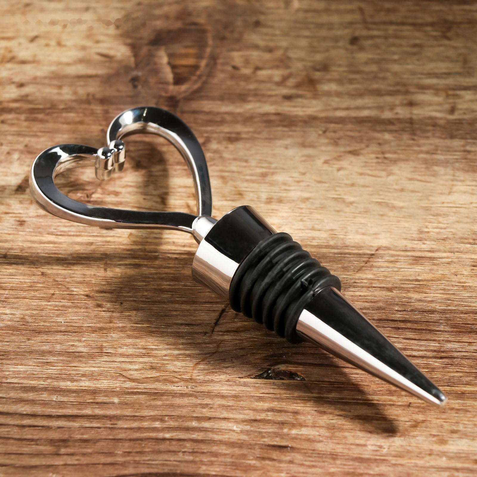 Штопор-бутылка и пробка на подложке 