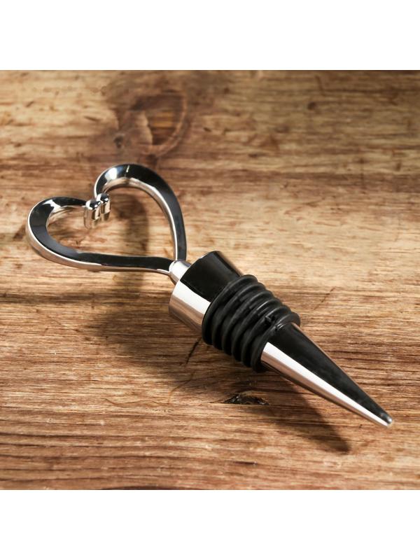 Штопор-бутылка и пробка на подложке 