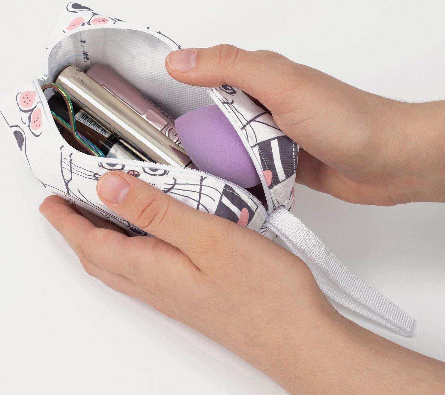 Косметичка на молнии, цвет белый