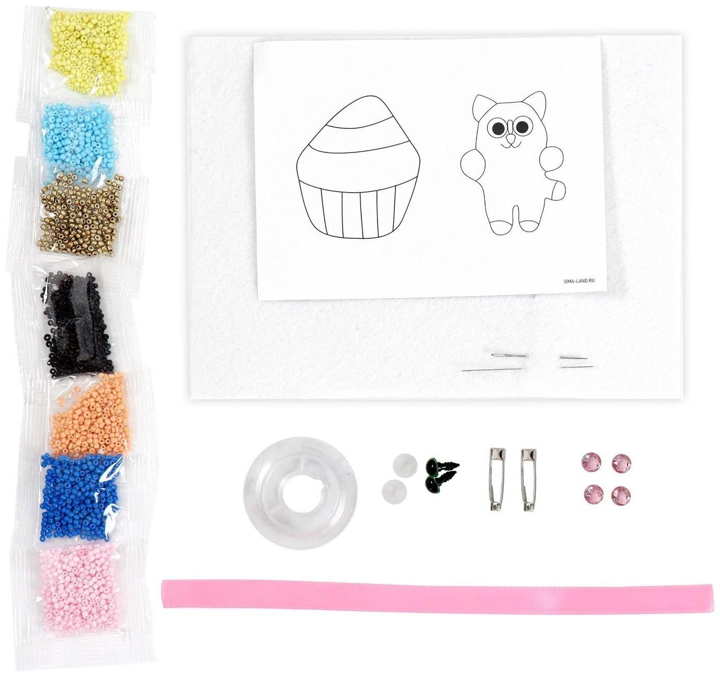 Вышивка бисером «Котик с кексиком», брошь