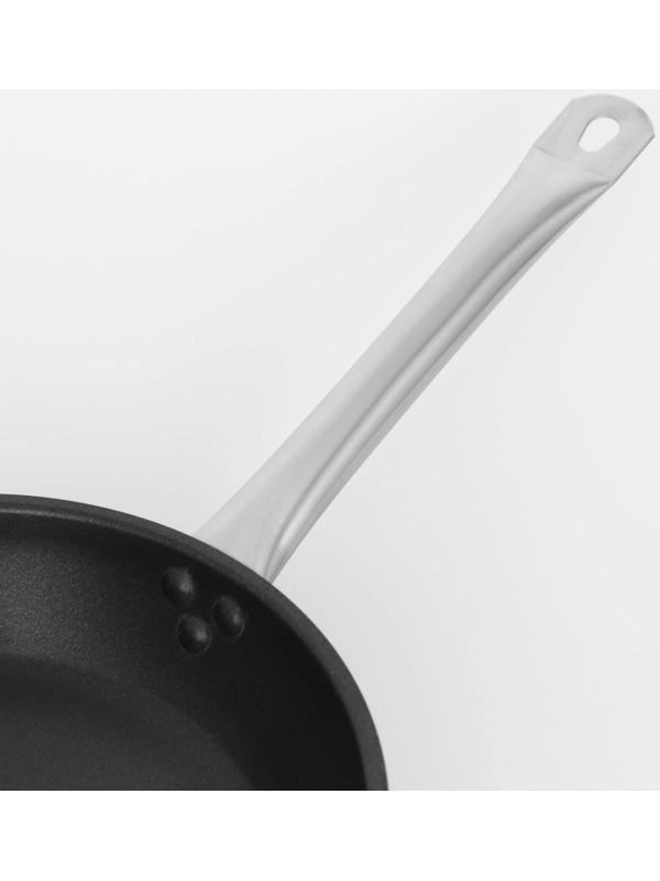 Сковорода из нержавеющей стали Hanna Knövell, d=26 см, h=5 см, толщина стенки 0,6 мм, длина ручки 25 см, антипригарное покрытие, индукция