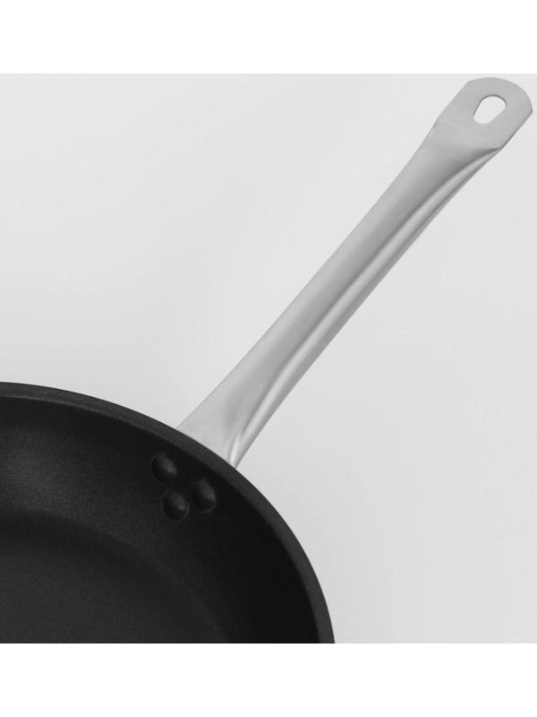 Сковорода из нержавеющей стали Hanna Knövell, d=28 см, h=5,5, толщина стенки 0,6 мм, длина ручки 25 см, антипригарное покрытие, индукция