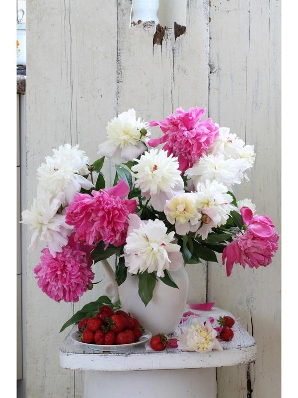 Холст с красками 30 × 40 см, по номерам «Распустившиеся пионы и свежая клубника»