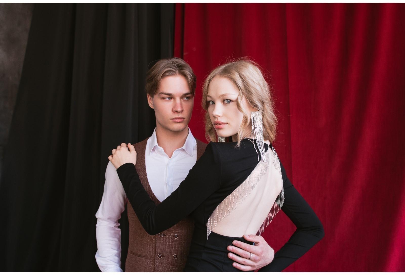 Серьги висячие со стразами 