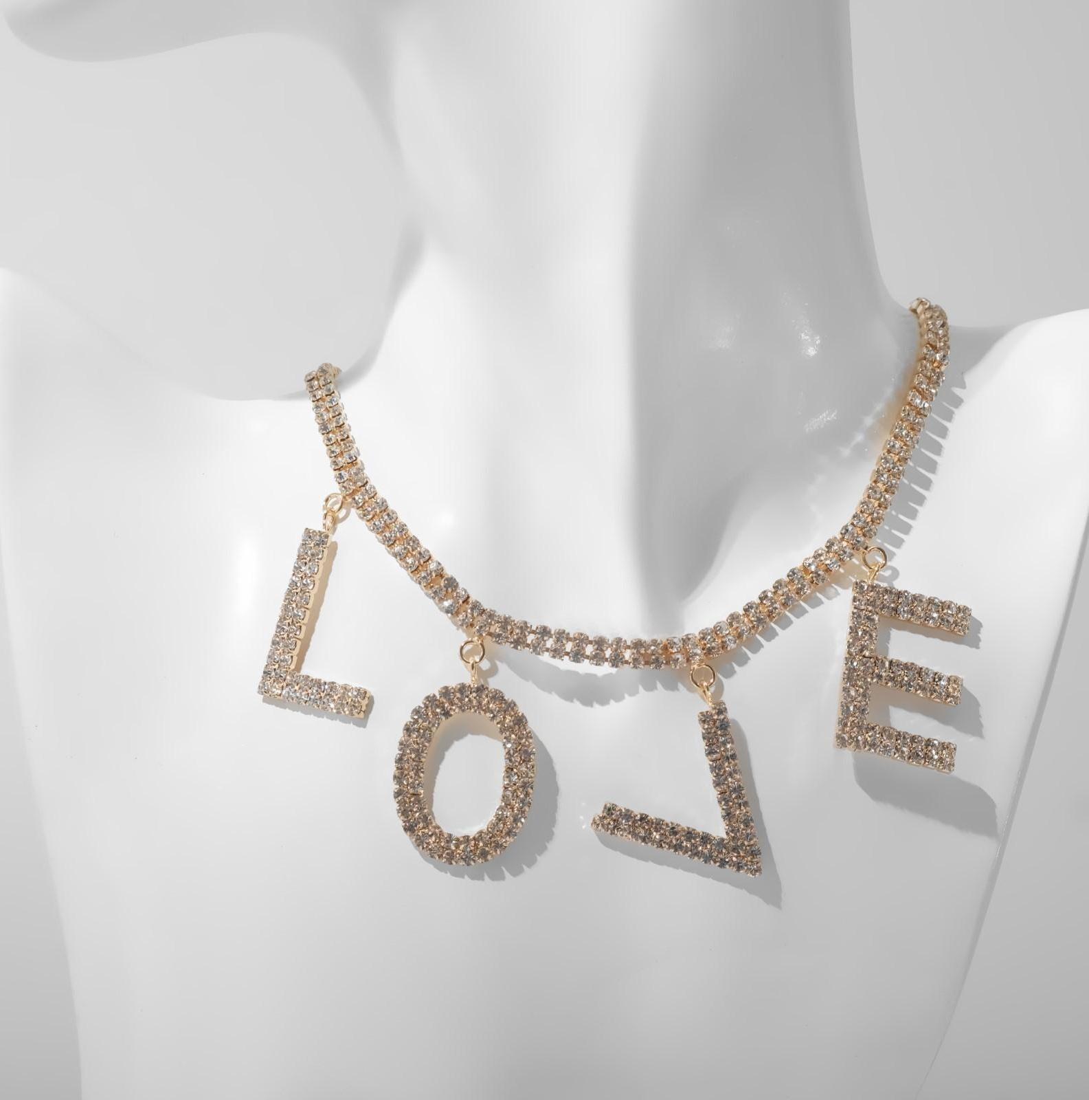 Колье LOVE, цвет белый в золоте, 30см