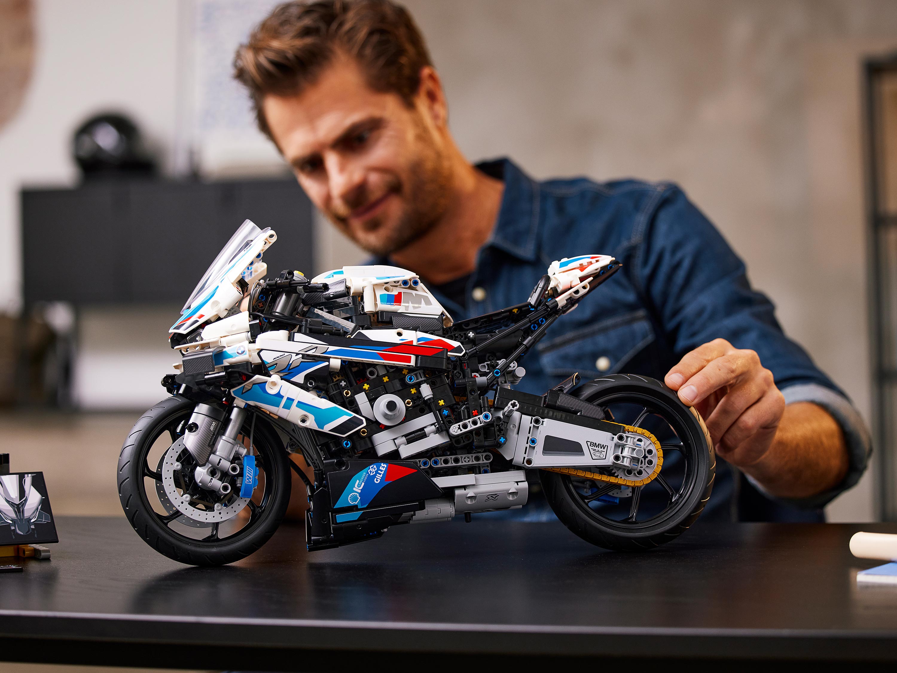 Конструктор «BMW M 1000 RR» T2118 (Technic 42130) / 1920 деталей