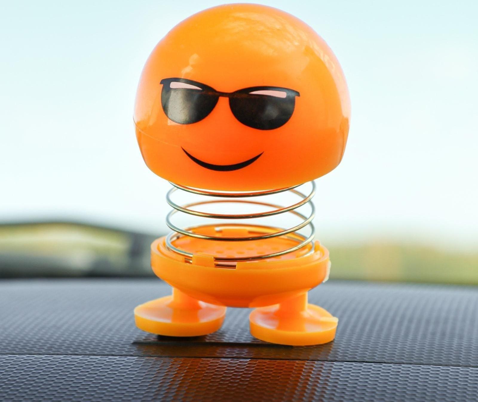 Смайл на пружинке, на панель в авто, в очках, желтый