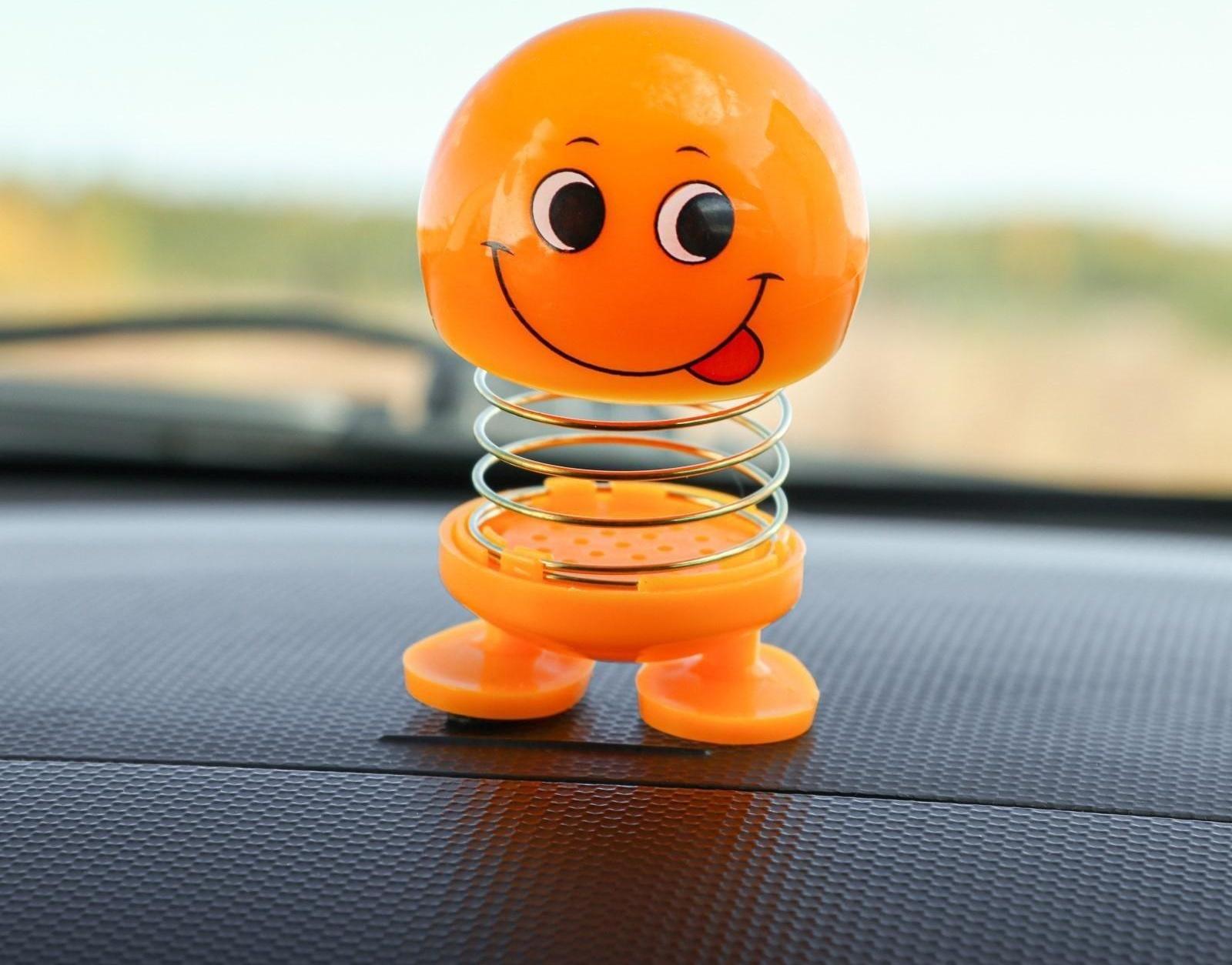 Смайл на пружинке, на панель в авто, язык, желтый