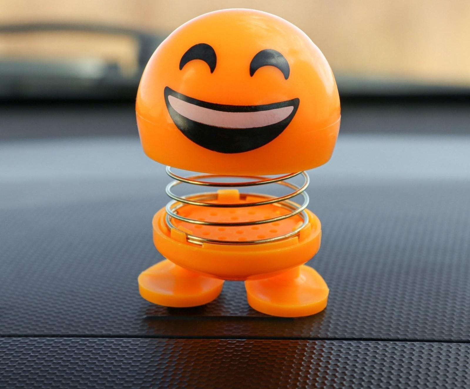 Смайл на пружинке, на панель в авто, смех, желтый