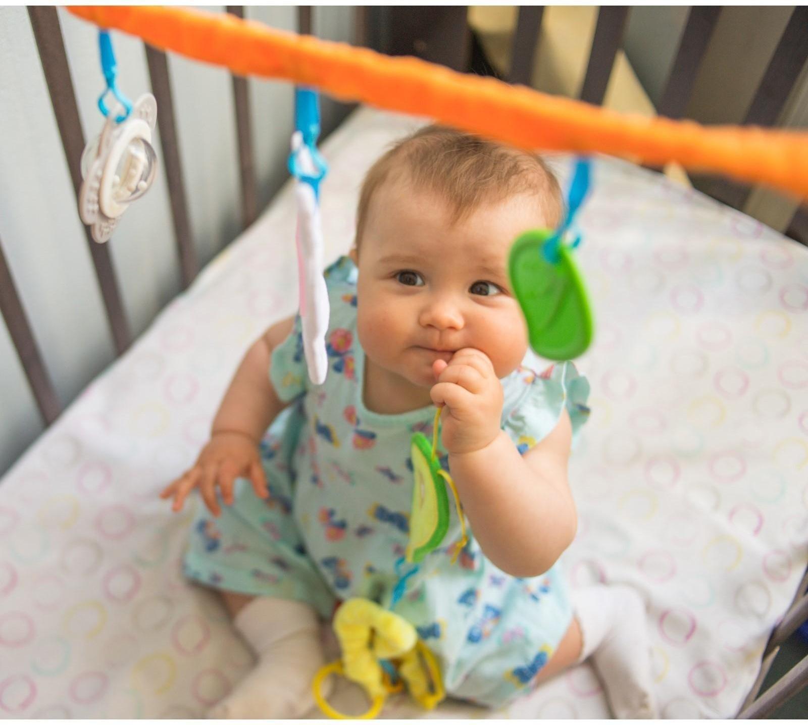 Растяжка - погремушка мягкая на кроватку/коляску «Зайка», 30 - 45 см