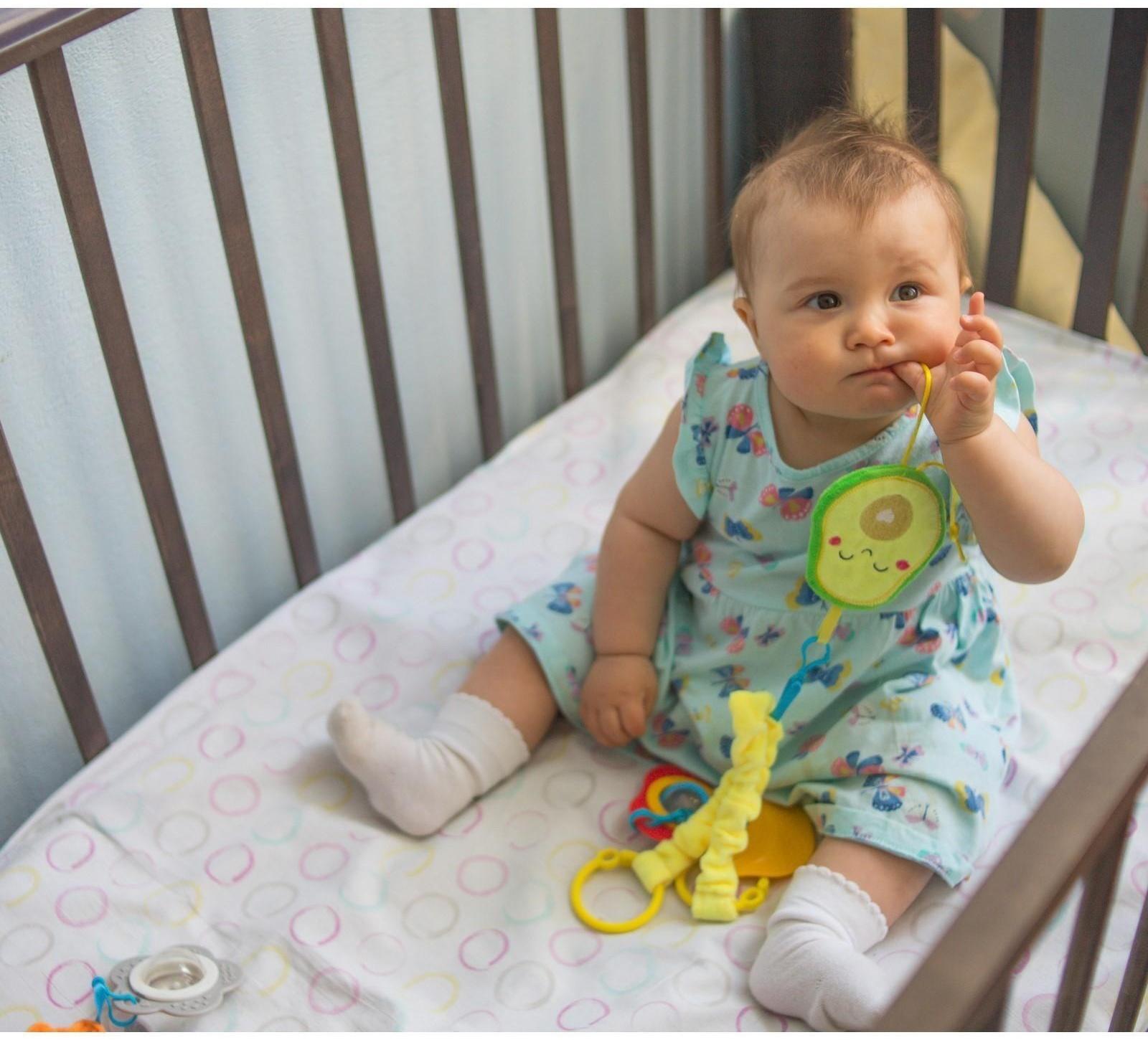 Растяжка - погремушка мягкая на кроватку/коляску «Авокадо», 30 - 45 см