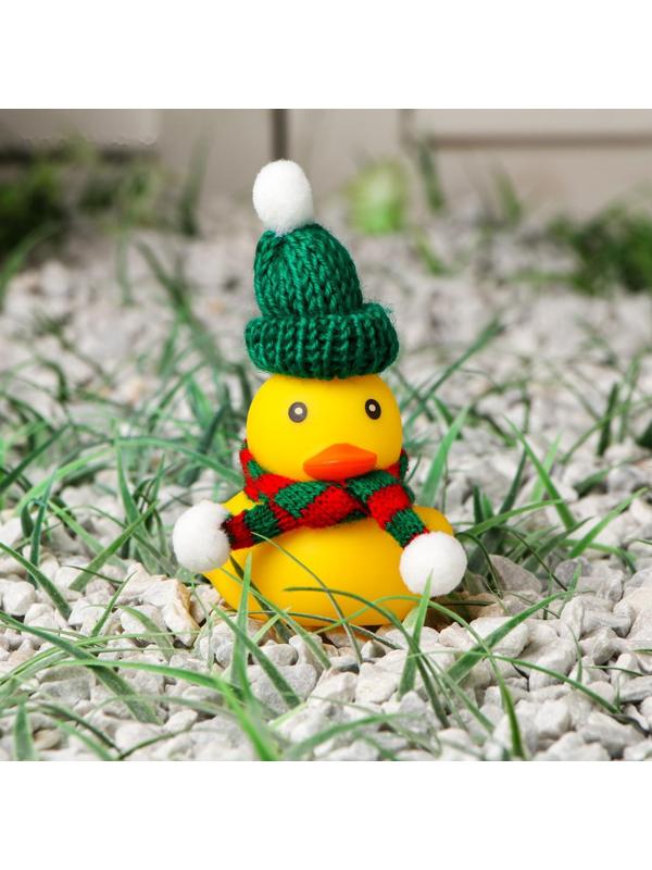 Утка с шарфом, цвет жёлтый, в шапке