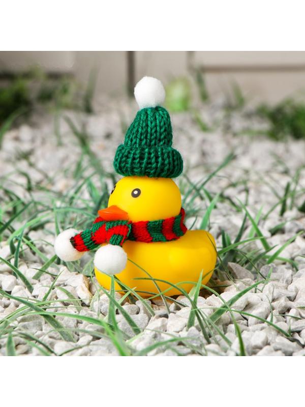 Утка с шарфом, цвет жёлтый, в шапке