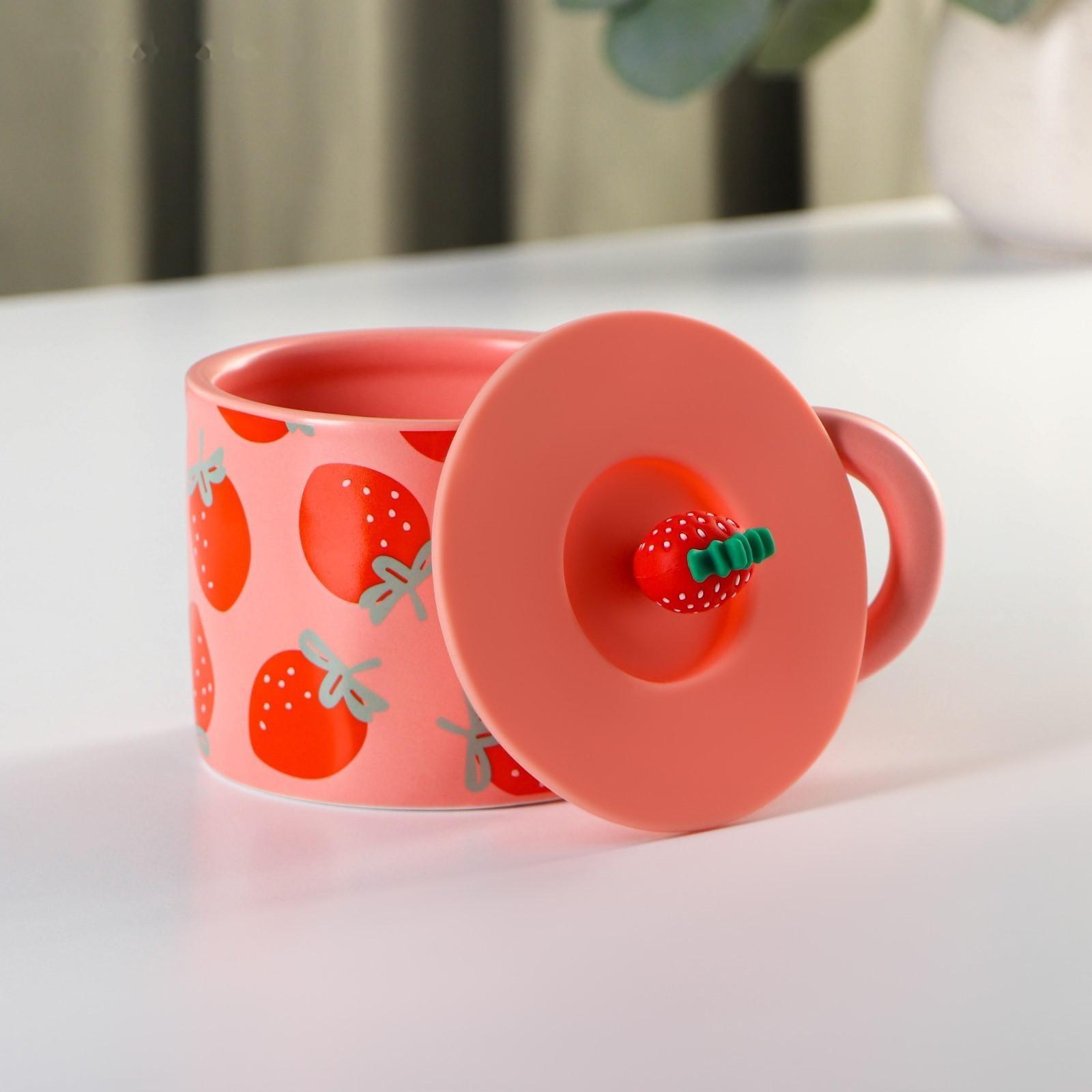 Кружка керамическая с силиконовой крышкой Доляна «Клубника», 350 мл, цвет красный