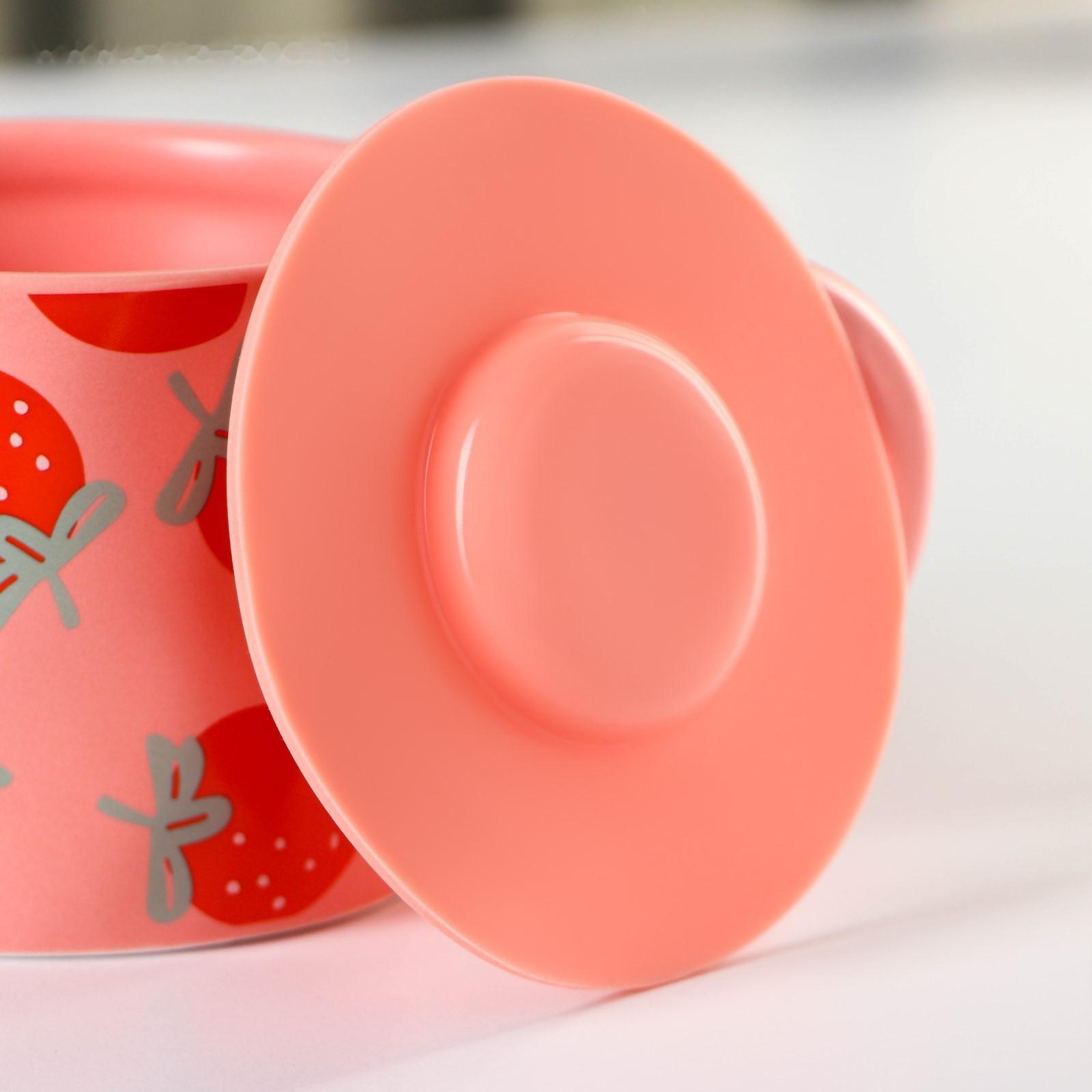 Кружка керамическая с силиконовой крышкой Доляна «Клубника», 350 мл, цвет красный