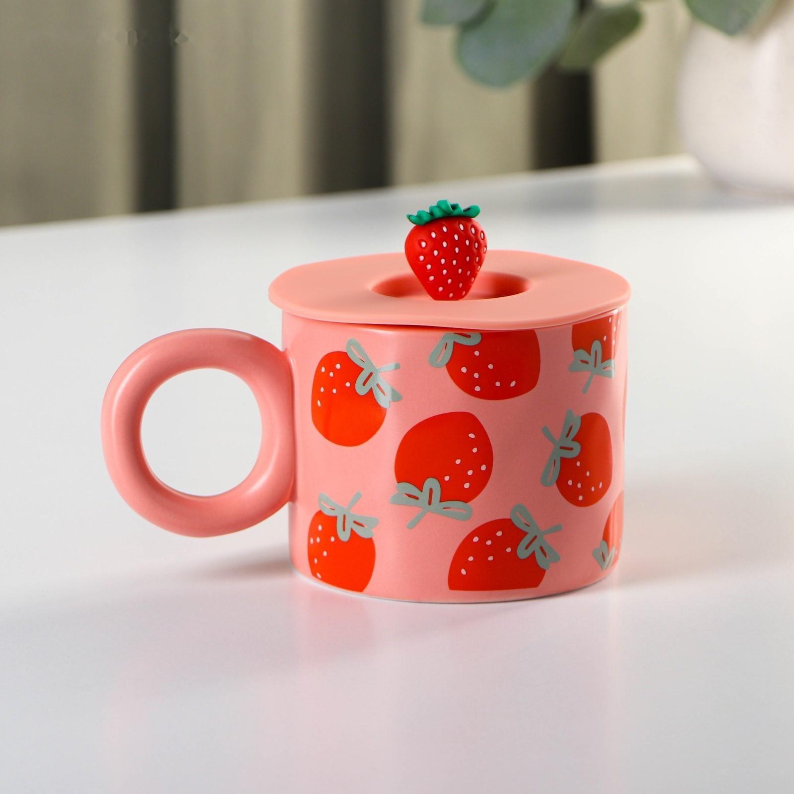 Кружка керамическая с силиконовой крышкой Доляна «Клубника», 350 мл, цвет красный