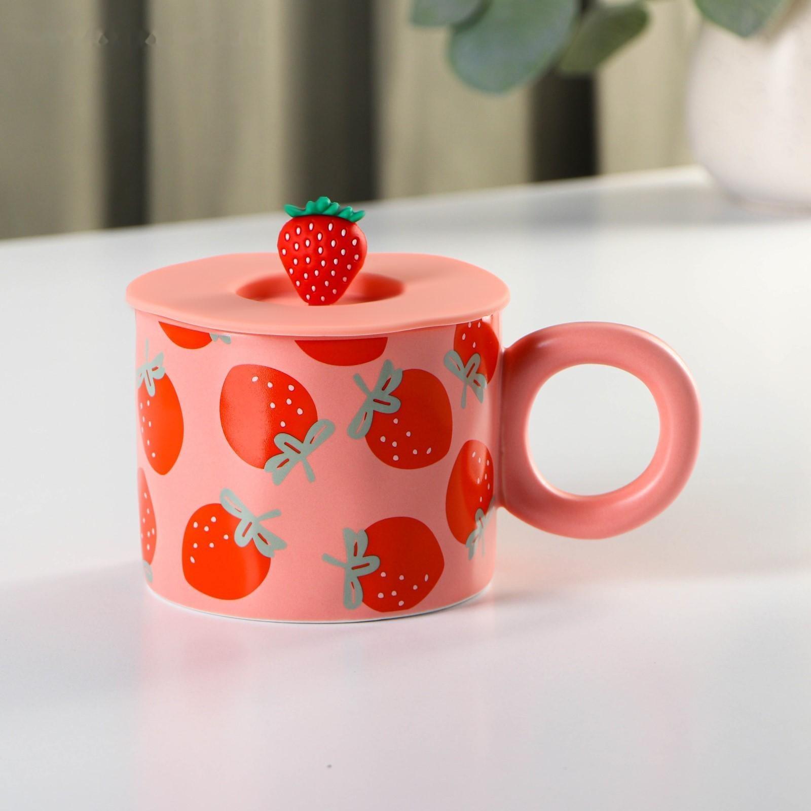 Кружка керамическая с силиконовой крышкой Доляна «Клубника», 350 мл, цвет красный