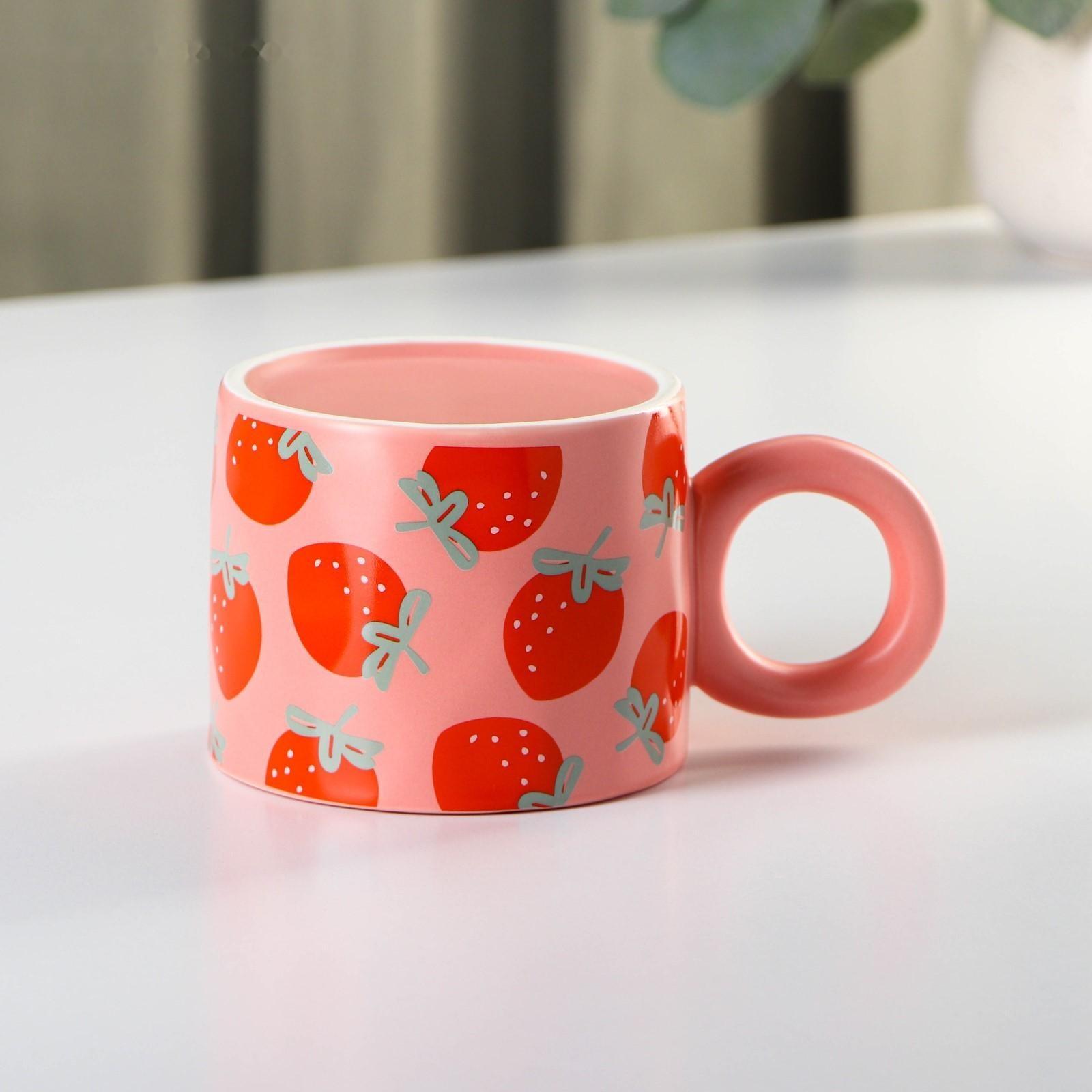 Кружка керамическая с силиконовой крышкой Доляна «Клубника», 350 мл, цвет красный