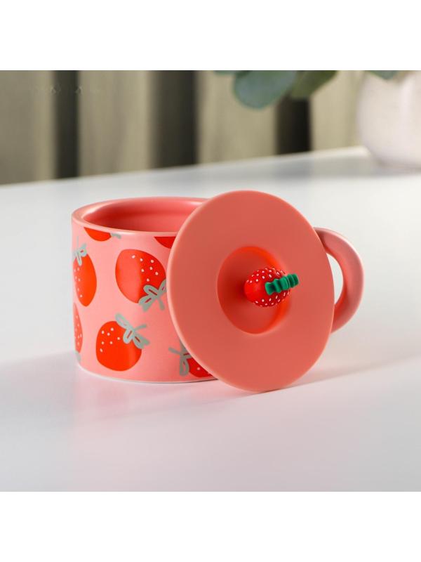 Кружка керамическая с силиконовой крышкой Доляна «Клубника», 350 мл, цвет красный