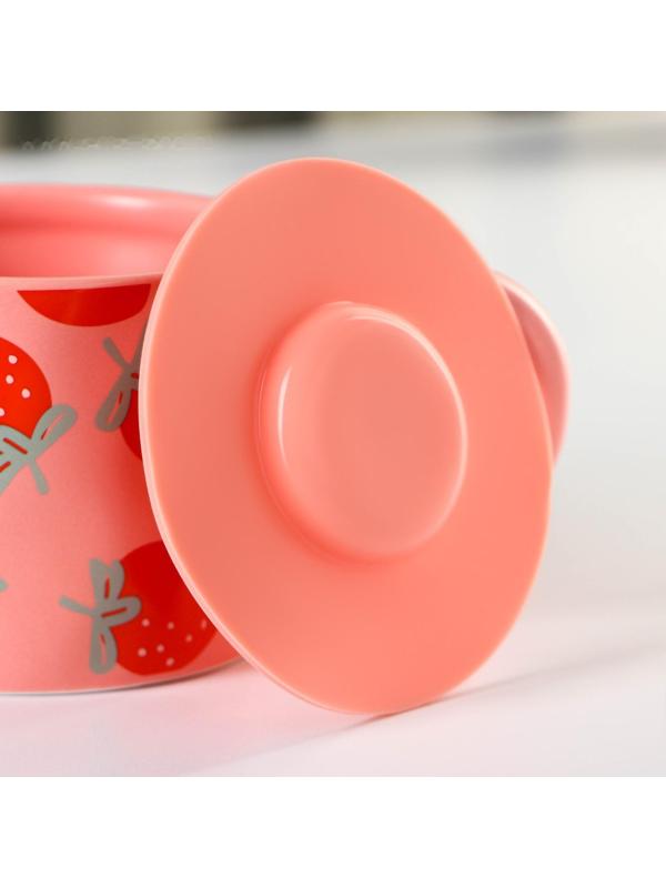 Кружка керамическая с силиконовой крышкой Доляна «Клубника», 350 мл, цвет красный