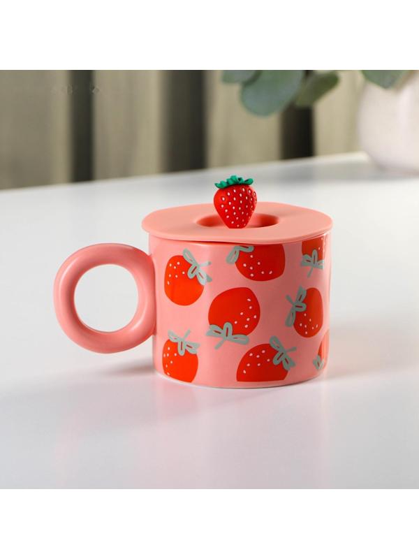 Кружка керамическая с силиконовой крышкой Доляна «Клубника», 350 мл, цвет красный