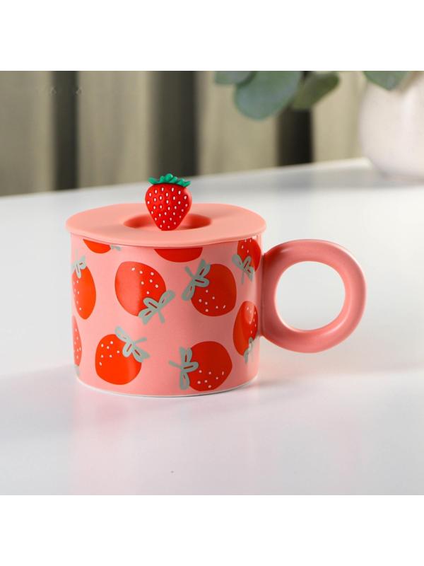 Кружка керамическая с силиконовой крышкой Доляна «Клубника», 350 мл, цвет красный
