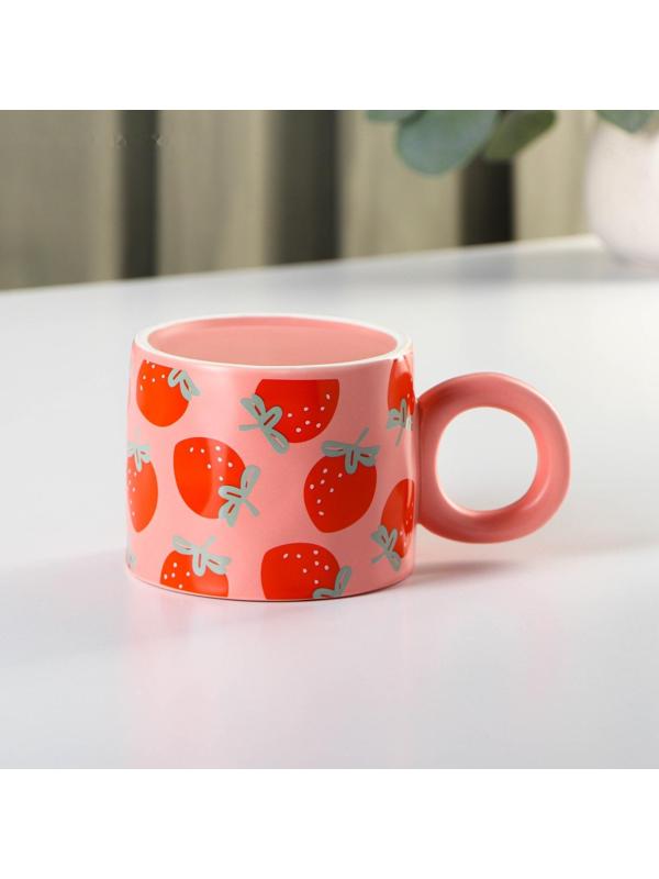 Кружка керамическая с силиконовой крышкой Доляна «Клубника», 350 мл, цвет красный