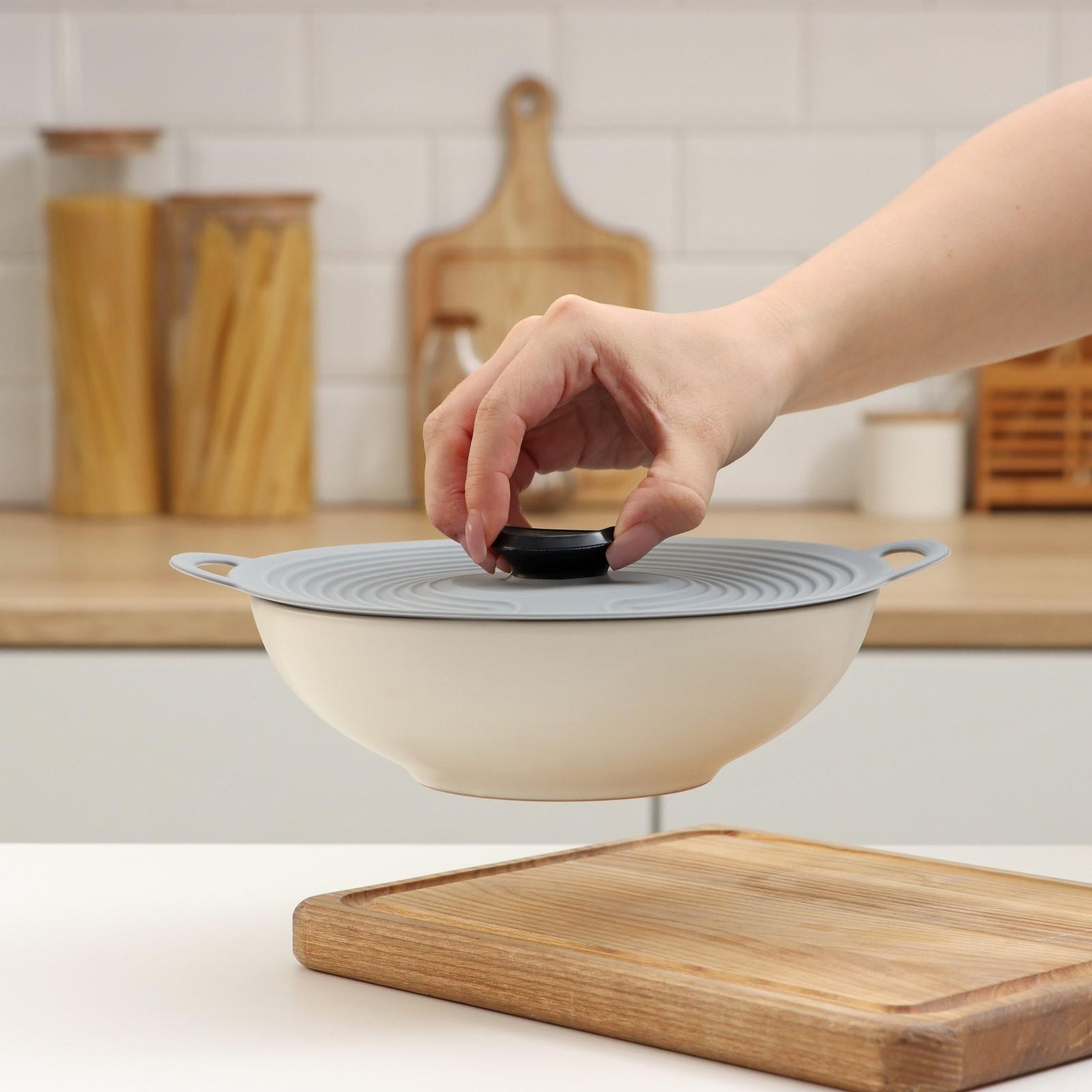 Силиконовая универсальная крышка Доляна, d=20 см, цвет серый