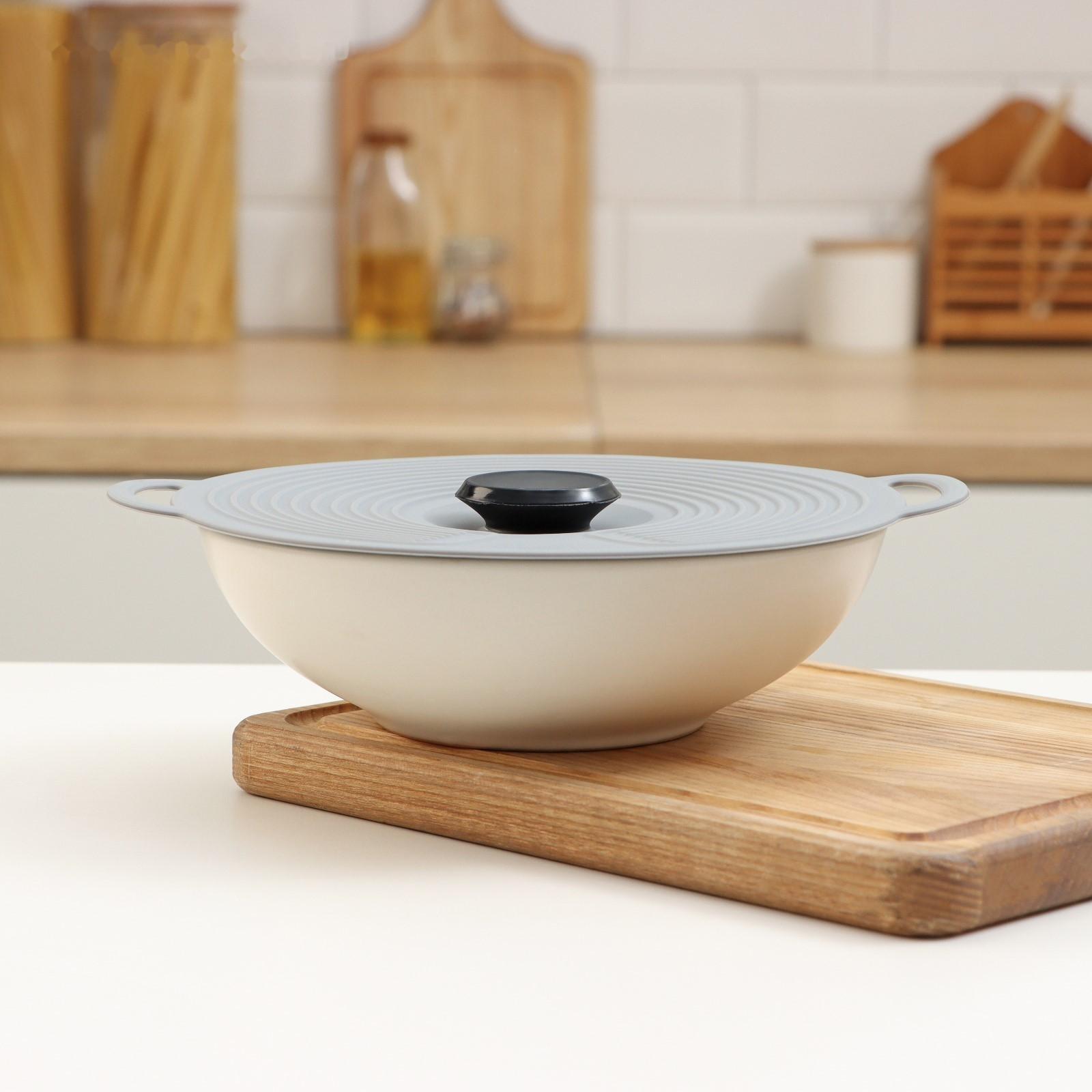 Силиконовая универсальная крышка Доляна, d=20 см, цвет серый