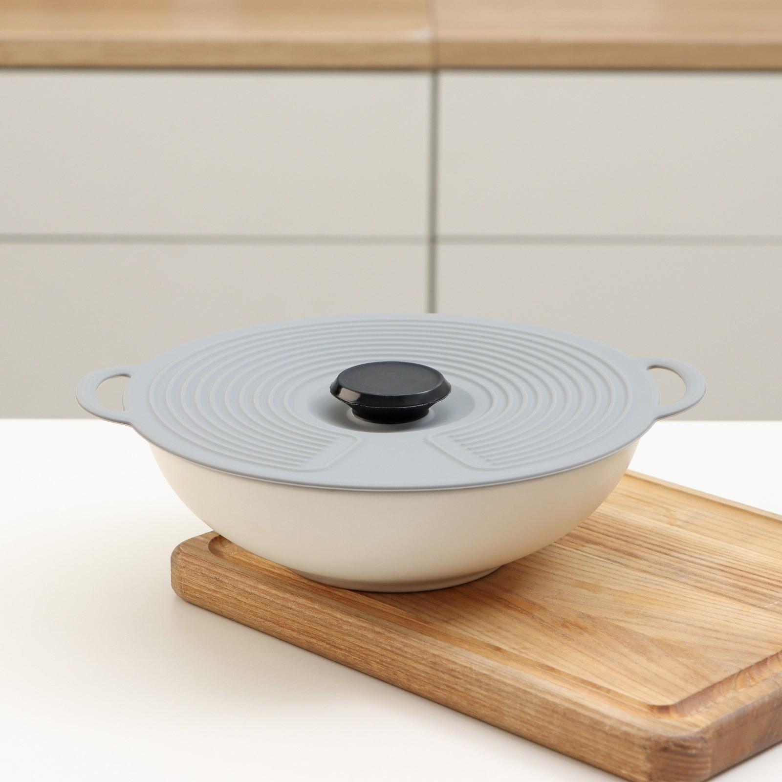 Силиконовая универсальная крышка Доляна, d=20 см, цвет серый