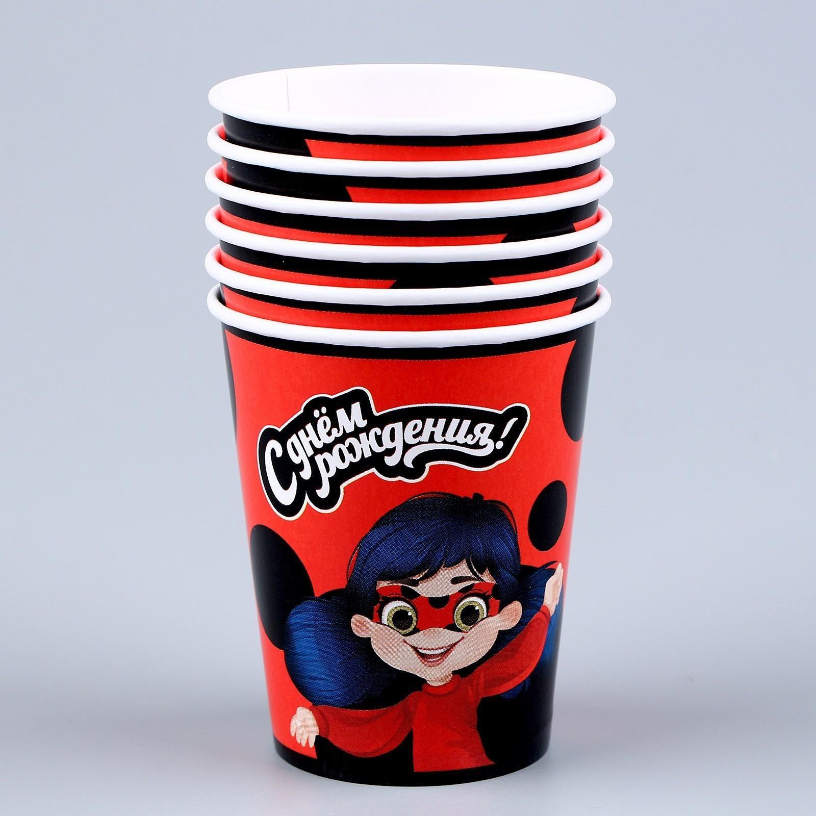 Набор бумажной посуды «С днём рождения» красный: 6 тарелок, 1 гирлянда, 6 стаканов, 6 колпаков