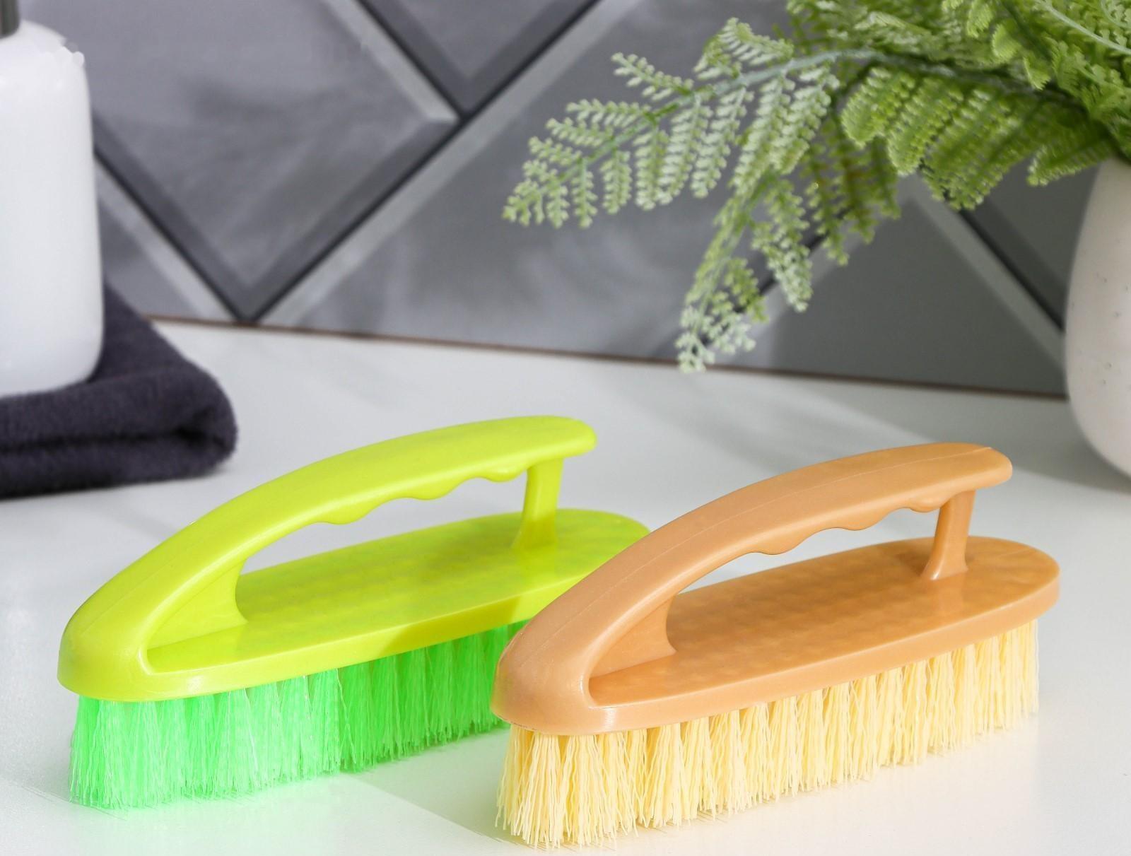 Щётка-утюжок «Дельта», цельная ручка, 16×5×6,5 см, цвет МИКС