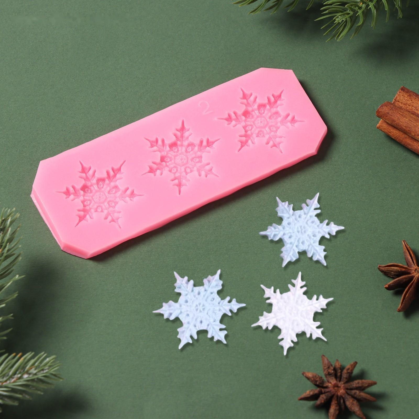 Силиконовый молд «3 снежинки», 13×5×0,5 см, цвет розовый