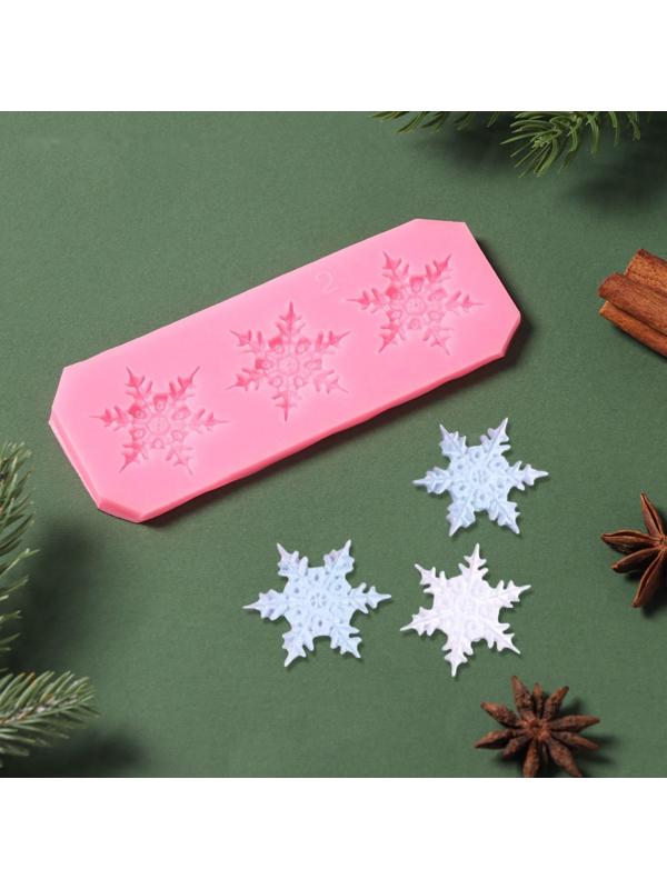Силиконовый молд «3 снежинки», 13×5×0,5 см, цвет розовый