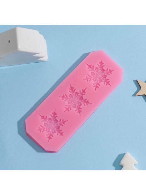 Силиконовый молд «3 снежинки», 13×5×0,5 см, цвет розовый