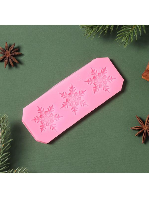 Силиконовый молд «3 снежинки», 13×5×0,5 см, цвет розовый