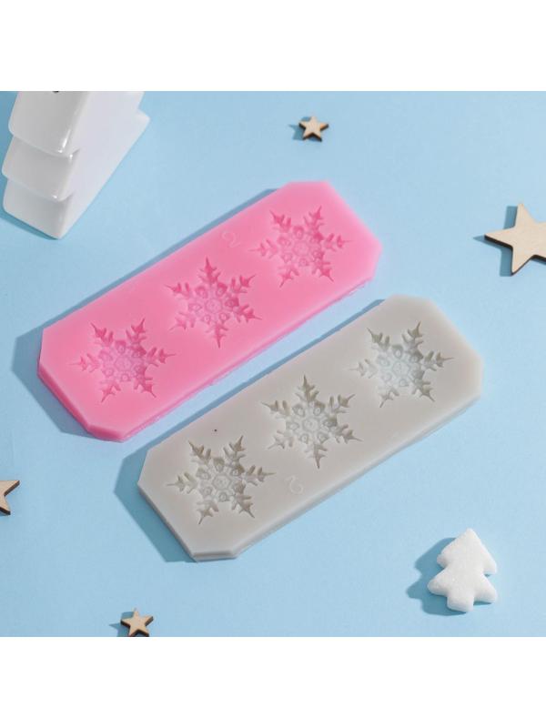 Силиконовый молд «3 снежинки», 13×5×0,5 см, цвет розовый