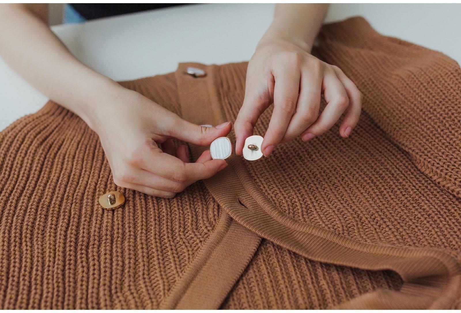 Набор пластиковых пуговиц на ножке, d = 23 мм, 5 шт, цвет белый