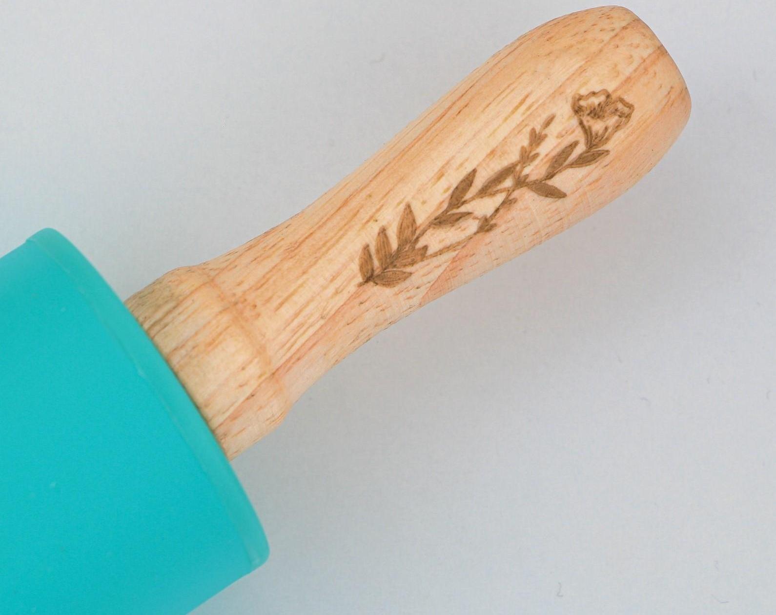 Скалка «Прованс», 31 х 4 см, силикон, дерево, цвет бирюзовый