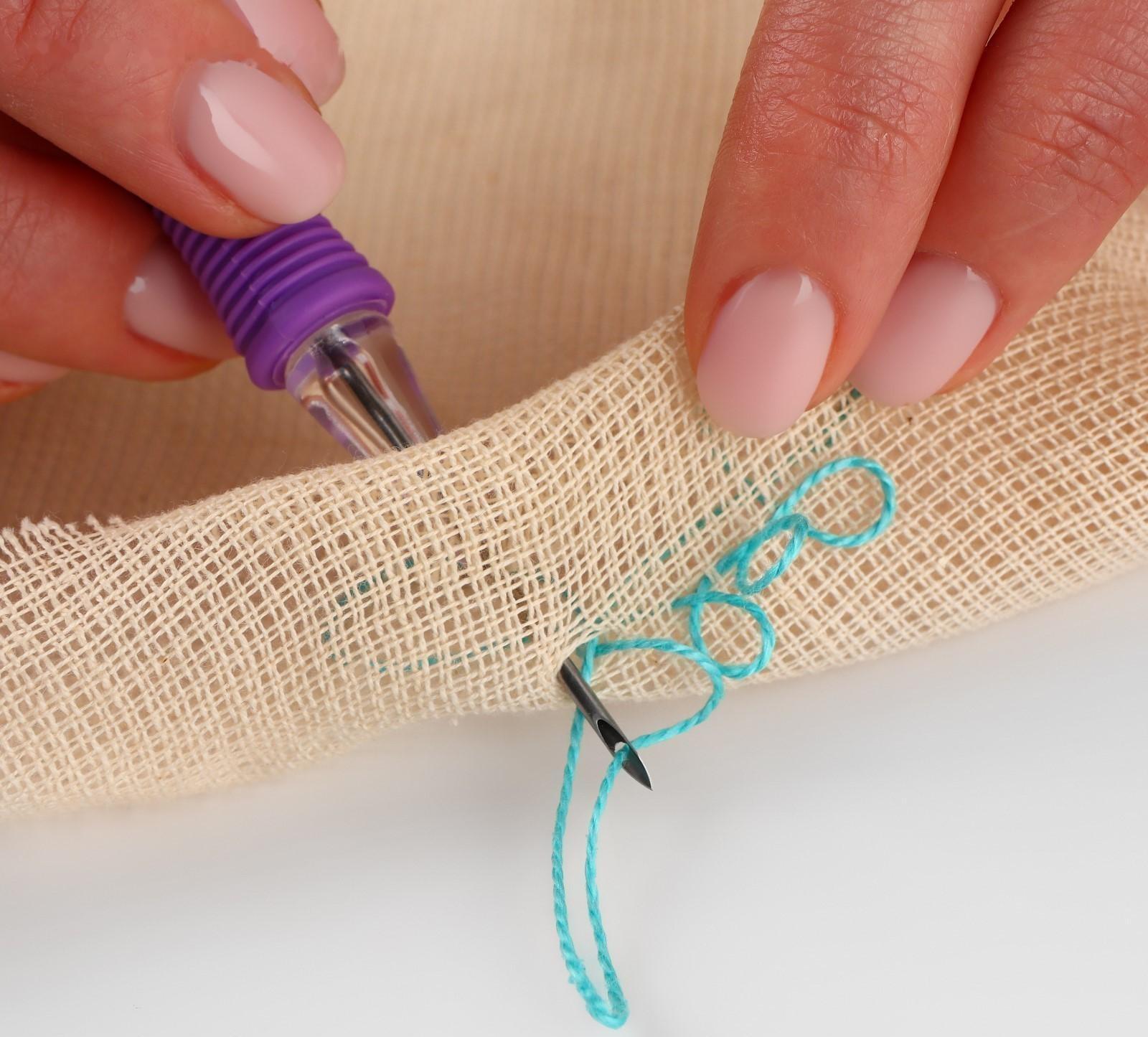 Игла для вышивания, для ковровой техники, d = 1,6 мм, с нитевдевателем, цвет фиолетовый