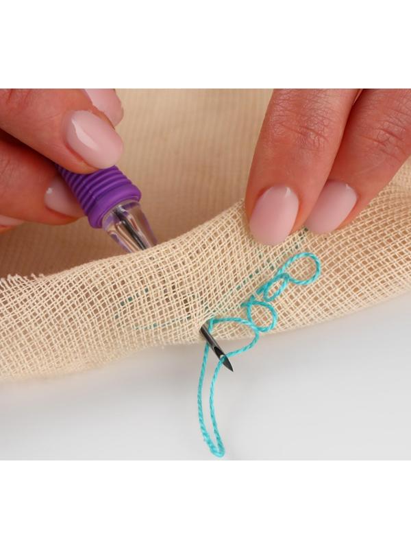 Игла для вышивания, для ковровой техники, d = 1,6 мм, с нитевдевателем, цвет фиолетовый