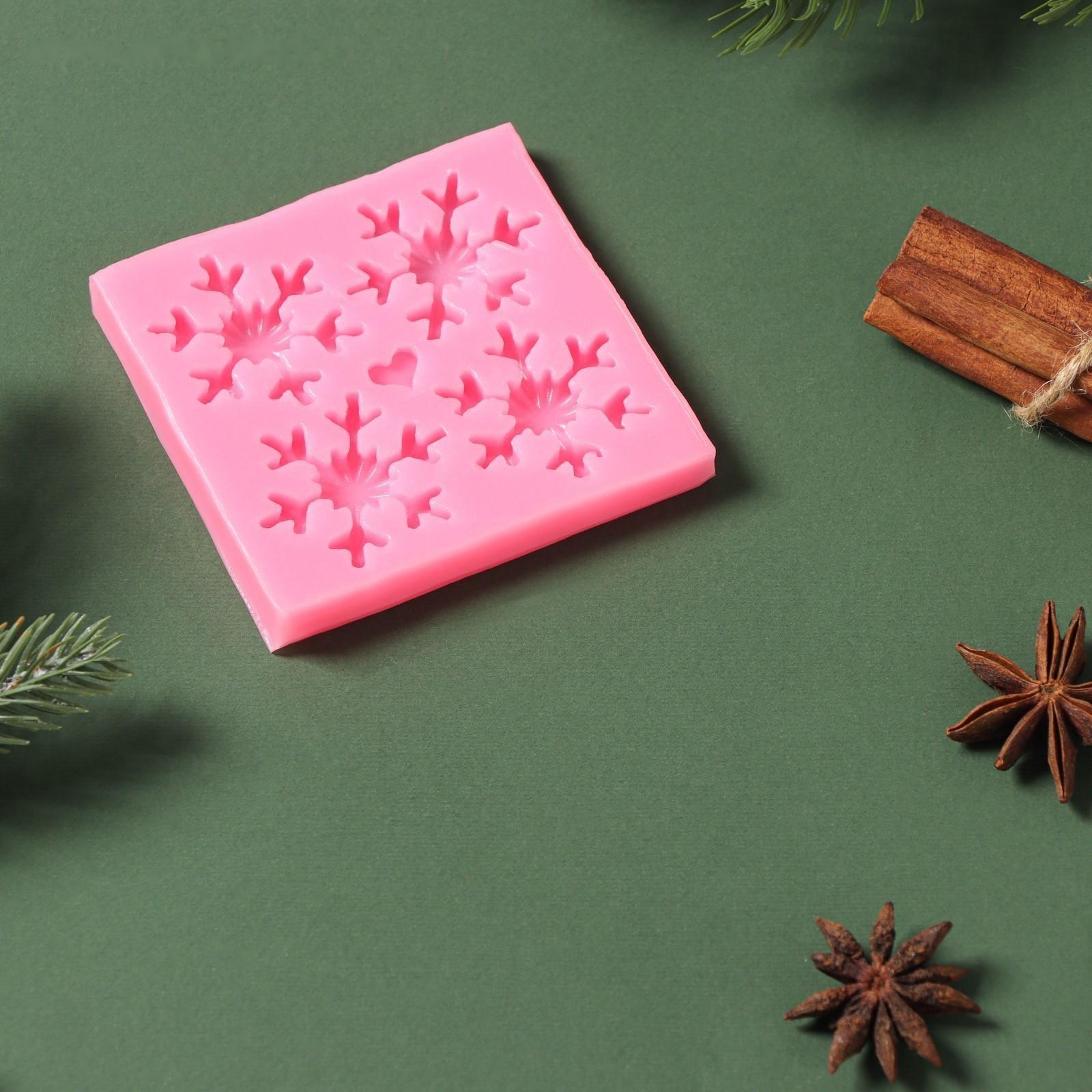 Силиконовый молд «Четыре снежинки», d=8,5 см, цвет розовый