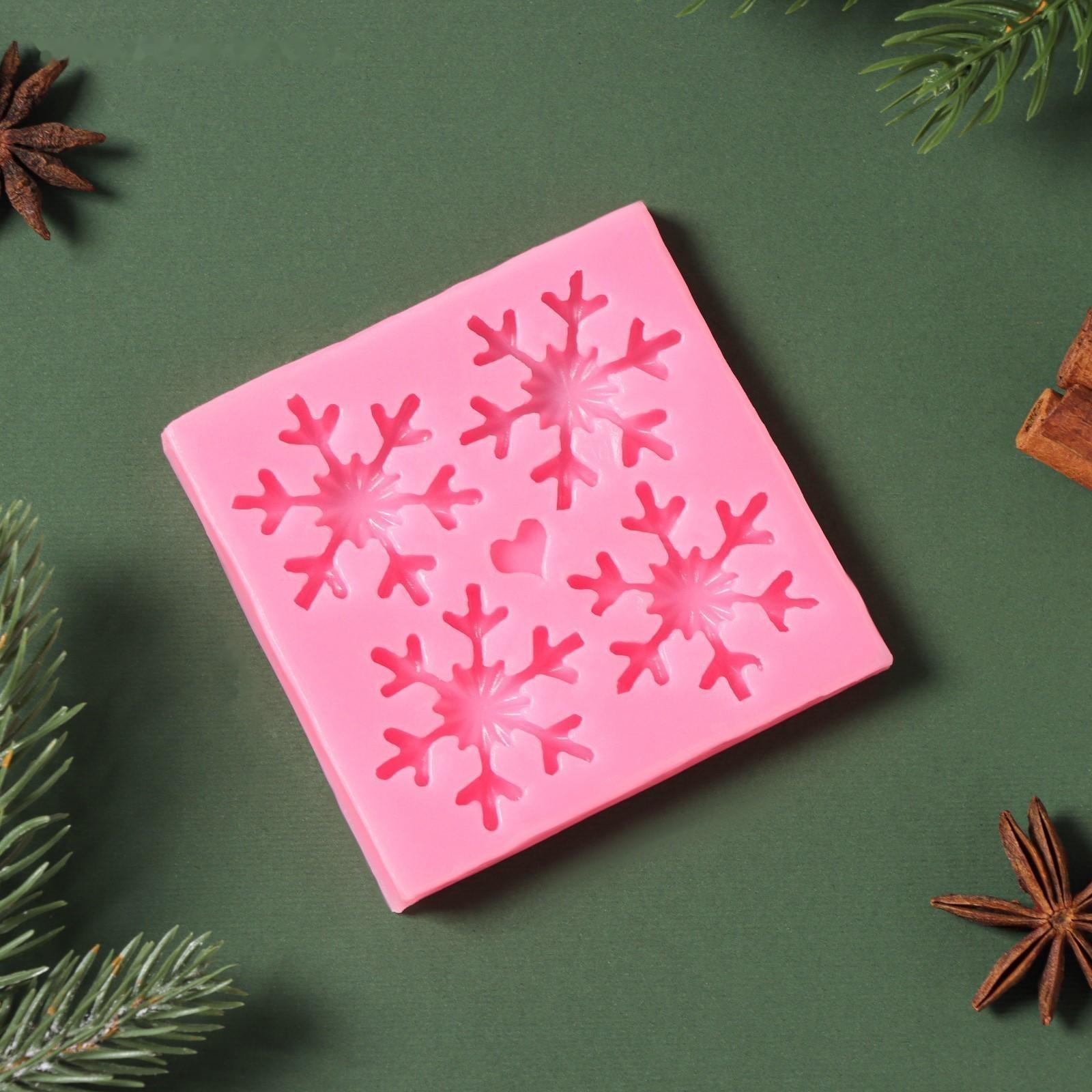 Силиконовый молд «Четыре снежинки», d=8,5 см, цвет розовый