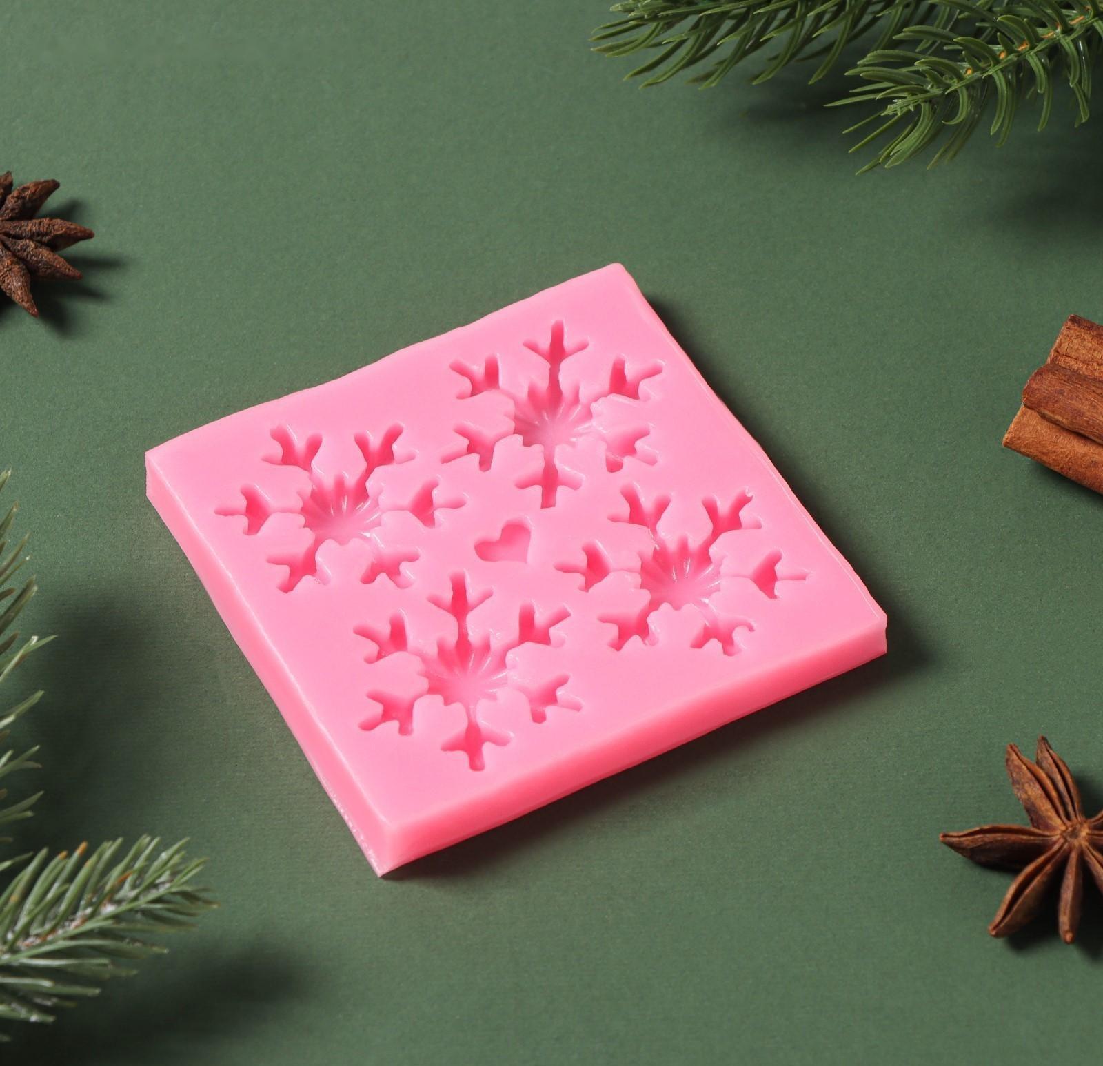 Силиконовый молд «Четыре снежинки», d=8,5 см, цвет розовый