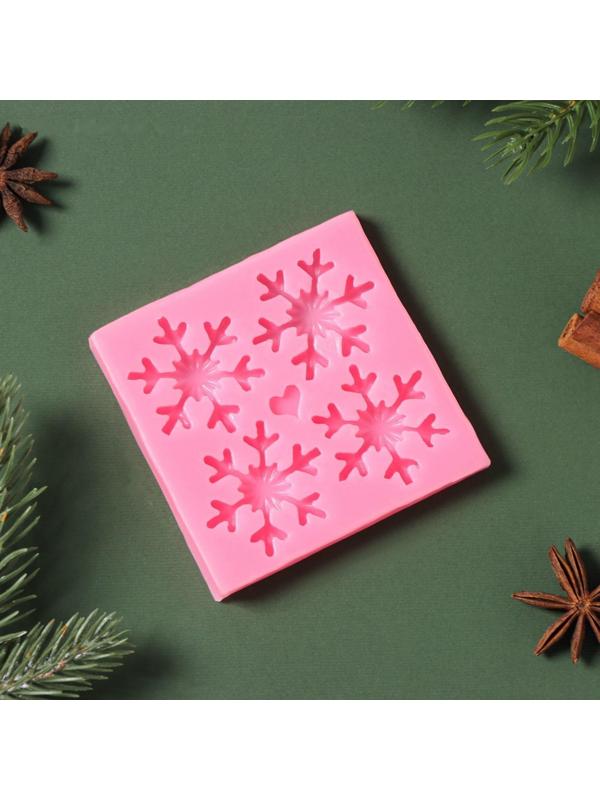 Силиконовый молд «Четыре снежинки», d=8,5 см, цвет розовый