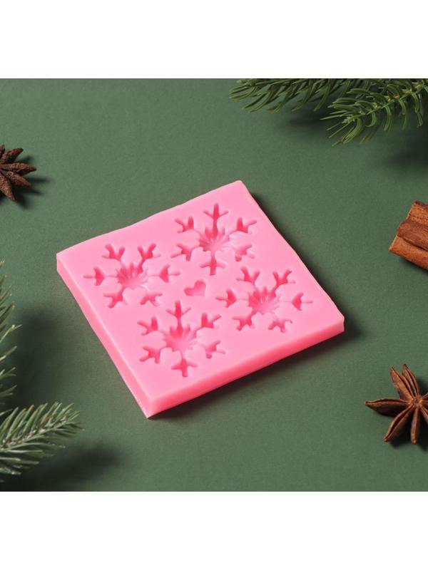 Силиконовый молд «Четыре снежинки», d=8,5 см, цвет розовый